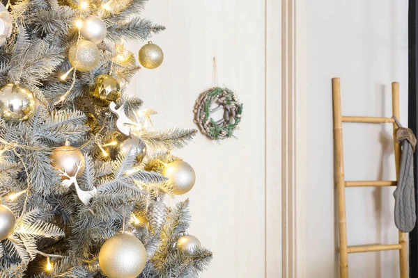 Altın Toplar Oturma Odasında Parlayan Işıklarla Süslenmiş Güzel Noel Ağacı — Stok fotoğraf