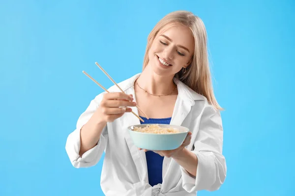 Jonge Vrouw Eten Chinese Noedels Blauwe Achtergrond — Stockfoto