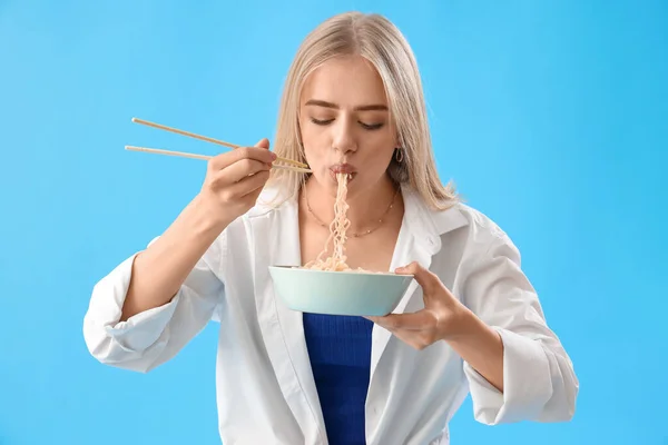 Mujer Joven Comiendo Fideos Chinos Sobre Fondo Azul — Foto de Stock