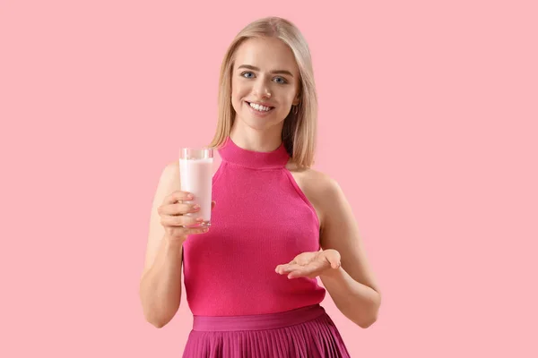 Jonge Vrouw Met Lekkere Yoghurt Roze Achtergrond — Stockfoto