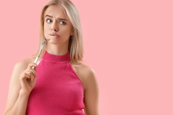 Mujer Joven Reflexiva Con Tenedor Sobre Fondo Rosa — Foto de Stock