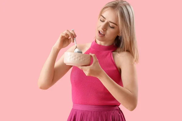 Young Woman Spoon Bowl Pink Background — 스톡 사진