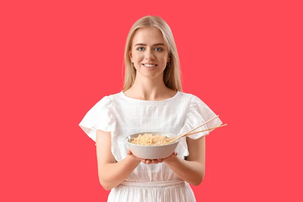 Νεαρή Γυναίκα Νόστιμα Noodles Κόκκινο Φόντο — Φωτογραφία Αρχείου