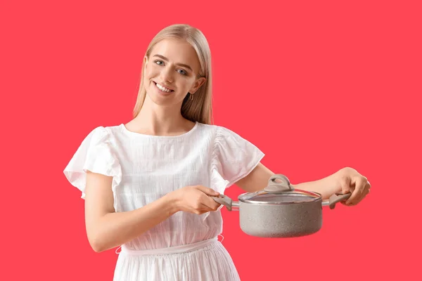 Mujer Joven Con Olla Cocina Sobre Fondo Rojo — Foto de Stock