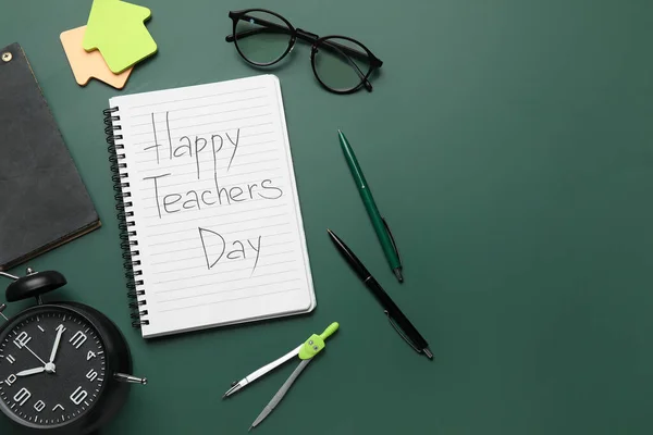 印有Happy Teachers Day 眼镜和绿色黑板固定文字的笔记本 — 图库照片