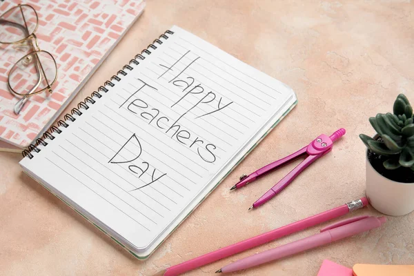带有Happy教学日 眼镜和粉红底色不同文具的笔记本 — 图库照片