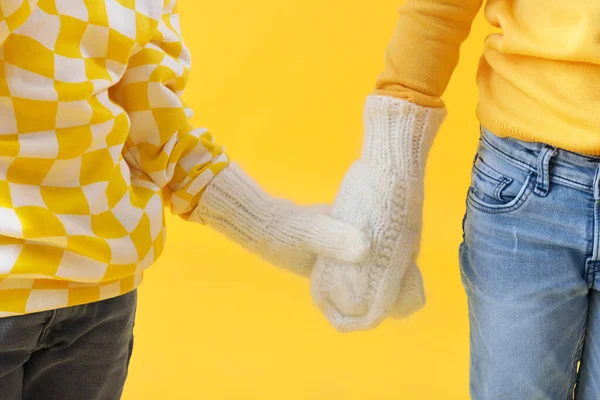 Bonito Crianças Roupas Quentes Mãos Dadas Fundo Amarelo Close — Fotografia de Stock