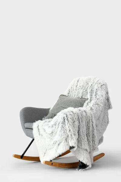 Chaise Bascule Avec Coussin Plaid Sur Fond Blanc — Photo