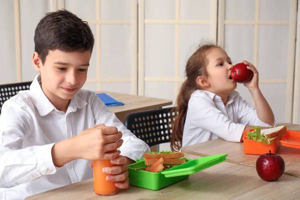 Małe Dzieci Jedzące Lunch Klasie — Zdjęcie stockowe
