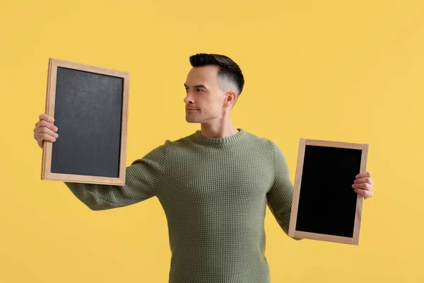 Männlicher Lehrer Mit Kreidetafeln Auf Gelbem Hintergrund — Stockfoto