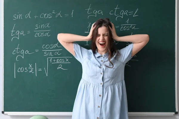 Guru Matematika Wanita Stres Dekat Papan Tulis Kelas — Stok Foto
