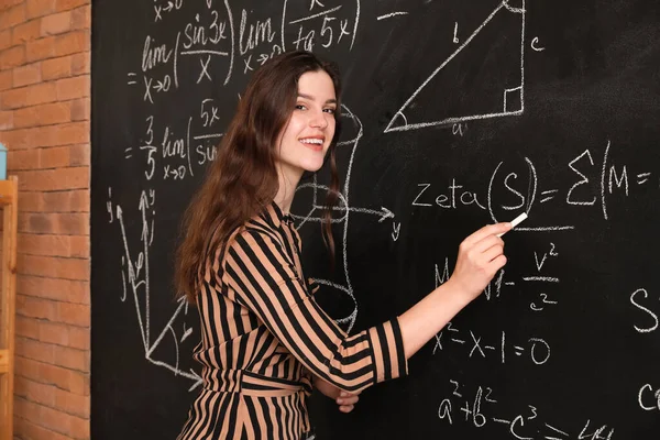 Sınıfta Tahtaya Yakın Bir Yerde Kadın Matematik Öğretmeni Ders Veriyor — Stok fotoğraf