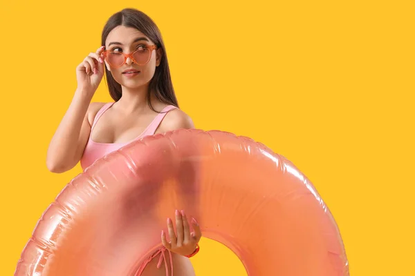 Jonge Vrouw Zonnebril Met Opblaasbare Ring Gele Achtergrond — Stockfoto