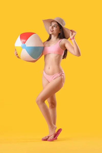 Mladá Žena Plavkách Plážový Míč Žlutém Pozadí — Stock fotografie