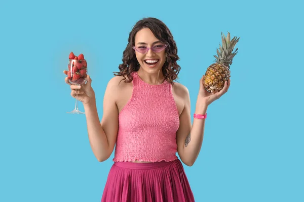 Junge Frau Mit Erdbeeren Und Ananas Auf Blauem Hintergrund — Stockfoto