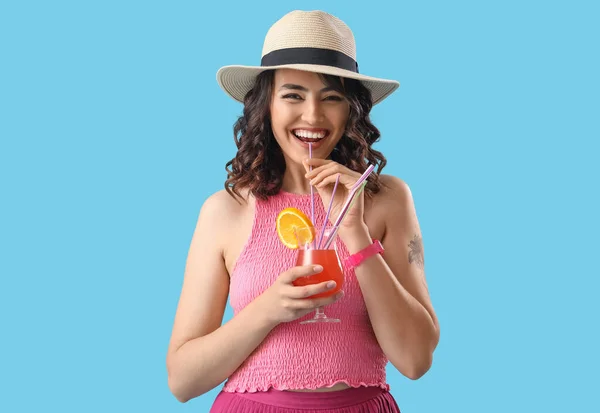 Junge Frau Sommerhut Mit Cocktail Auf Blauem Hintergrund — Stockfoto