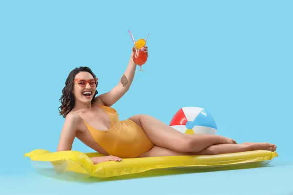 Junge Frau Badeanzug Mit Cocktail Und Aufblasbarer Matratze Auf Blauem — Stockfoto