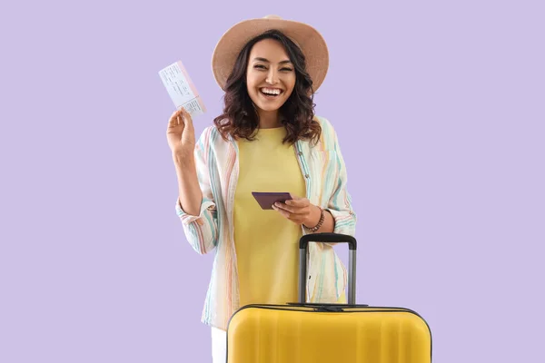 Mujer Joven Sombrero Verano Con Pasaporte Billete Maleta Sobre Fondo — Foto de Stock