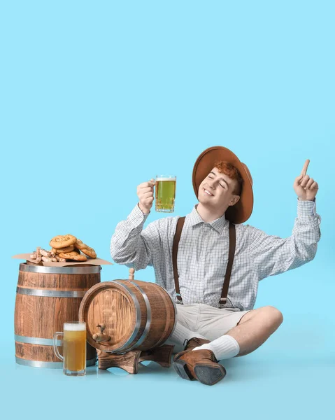 Jongeman Traditionele Duitse Kleren Met Bier Snacks Wijzend Naar Iets — Stockfoto
