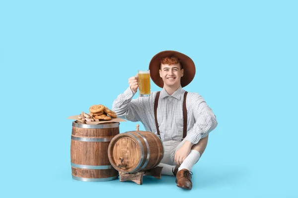 Jovem Roupas Tradicionais Alemãs Com Cerveja Lanches Sentados Fundo Azul — Fotografia de Stock