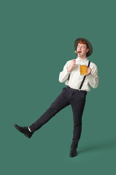 Jovem Roupas Tradicionais Alemãs Com Cerveja Salsicha Dançando Fundo Verde — Fotografia de Stock