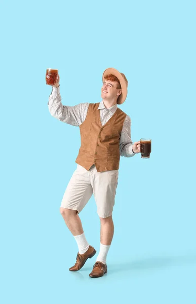 Jongeman Traditionele Duitse Kleding Met Bier Dansen Blauwe Achtergrond — Stockfoto