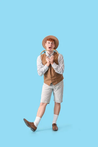 Jeune Homme Vêtements Traditionnels Allemands Avec Des Saucisses Dansant Sur — Photo