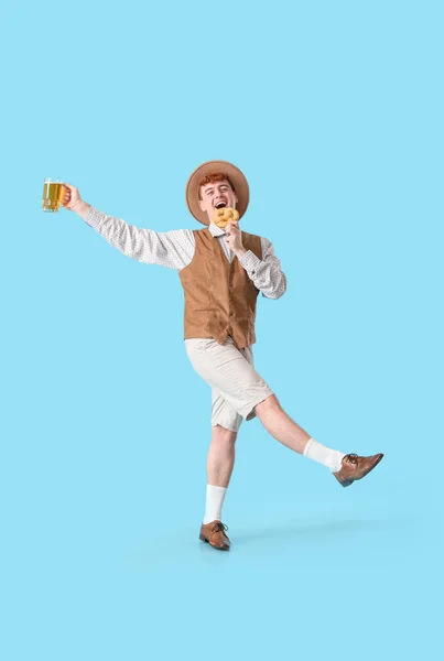 Joven Ropa Tradicional Alemana Con Cerveza Pretzel Bailando Sobre Fondo —  Fotos de Stock