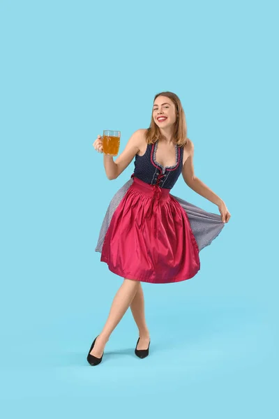 Mooi Oktober Serveerster Met Bier Dansen Blauwe Achtergrond — Stockfoto
