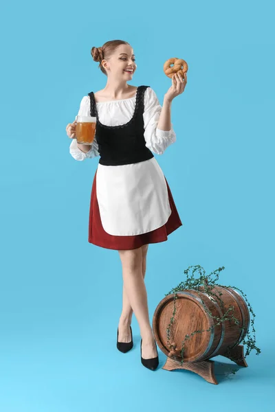 美丽的十月节女招待 背景是蓝色的啤酒和椒盐卷饼 — 图库照片