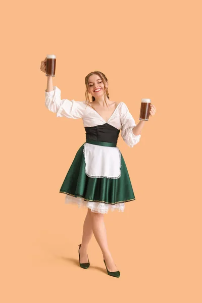 Beautiful Octoberfest Waitress Beer Dancing Beige Background — Stock Photo, Image