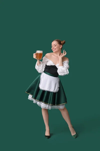 Yeşil Arka Planda Bira Dansı Yapan Güzel Ekim Festivali Garsonu — Stok fotoğraf