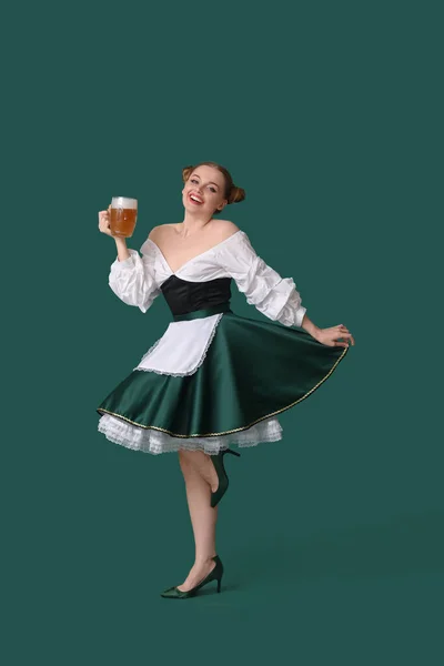 Mooie Oktober Serveerster Met Bier Dansen Groene Achtergrond — Stockfoto