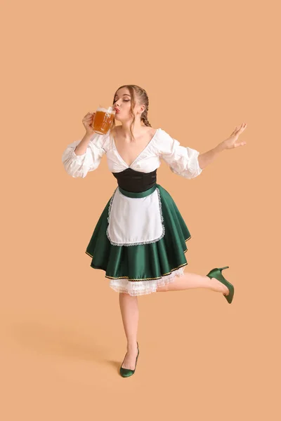 Hermosa Camarera Octoberfest Con Cerveza Bailando Sobre Fondo Beige —  Fotos de Stock