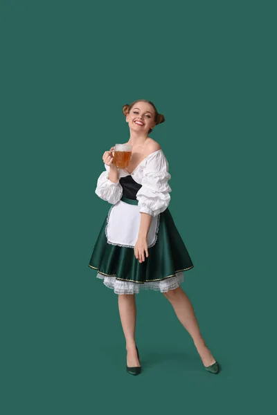Красивая Октоберфест Официантка Танцами Пива Зеленом Фоне — стоковое фото