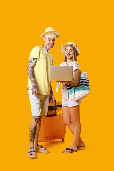 Young Couple Laptop Suitcase Yellow Background — Stock Photo, Image