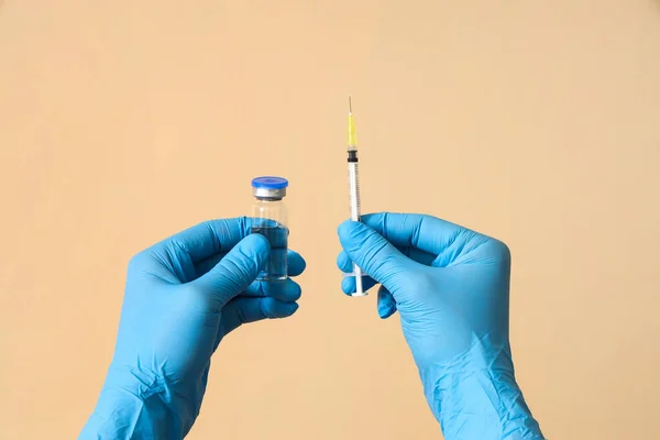 Arzt Mit Impfstoff Und Spritze Auf Beigem Hintergrund — Stockfoto