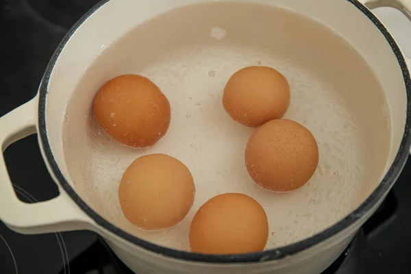 Куриные Яйца Кипят Кастрюле Крупным Планом — стоковое фото