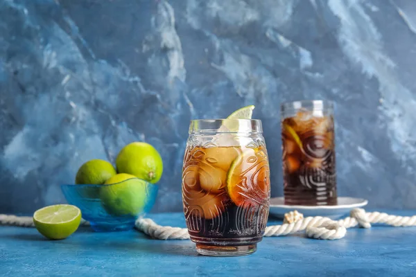 Glazen Koude Cuba Libre Cocktail Kom Met Limoenen Blauwe Achtergrond — Stockfoto
