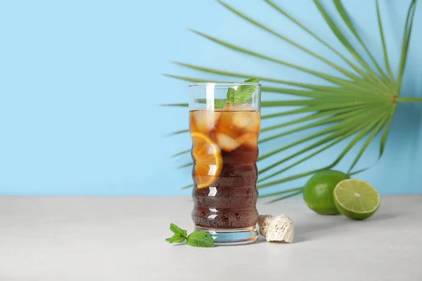 白桌上的冰古巴利伯鸡尾酒 棕榈叶和贝壳杯 — 图库照片
