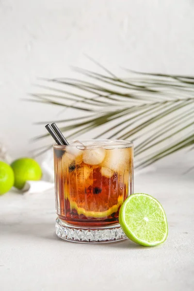 Glas Kallt Kuba Libre Cocktail Och Palmblad Vit Bakgrund — Stockfoto