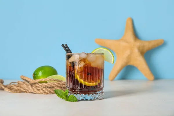 Glas Koude Cuba Libre Cocktail Zeester Witte Tafel — Stockfoto