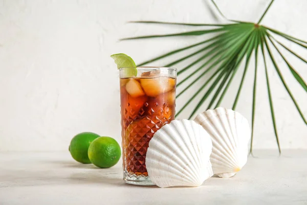 Glas Koude Cuba Libre Cocktail Schelpen Palmblad Witte Achtergrond — Stockfoto