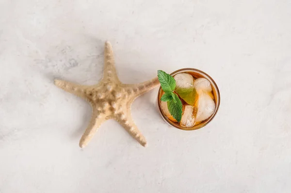 Ein Glas Kühler Cuba Libre Cocktail Und Seesterne Auf Weißem — Stockfoto