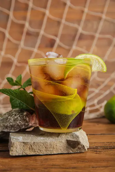 Stenen Met Glas Koude Cuba Libre Cocktail Net Houten Ondergrond — Stockfoto