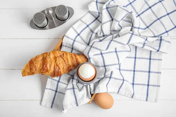 Houder Met Gekookt Kippenei Croissant Witte Houten Ondergrond — Stockfoto