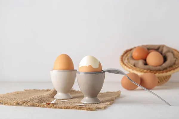 Titulares Con Huevos Pollo Cocidos Sobre Fondo Blanco — Foto de Stock