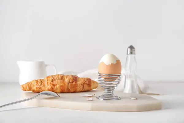 Hållare Med Kokt Hönsägg Och Croissant Vit Bakgrund — Stockfoto
