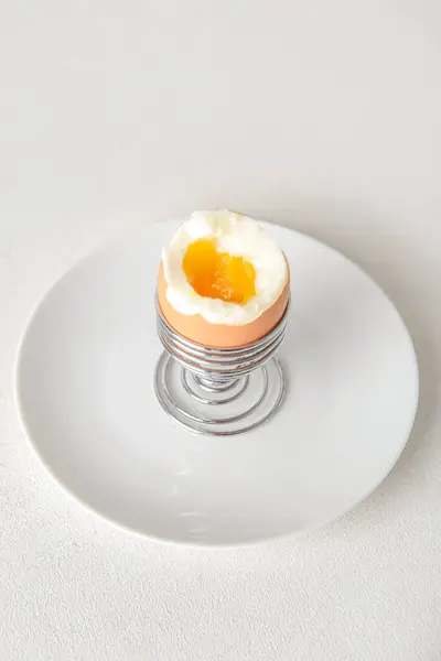 Κάτοχος Βραστό Αυγό Κοτόπουλου Λευκό Φόντο — Φωτογραφία Αρχείου