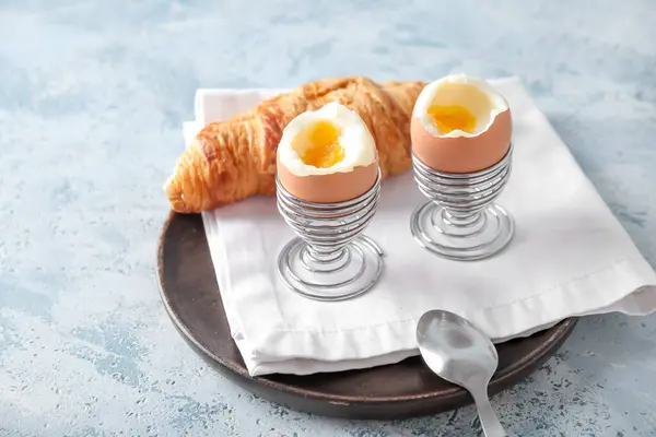 Κάτοχοι Βραστά Αυγά Κοτόπουλου Και Κρουασάν Μπλε Τραπέζι — Φωτογραφία Αρχείου